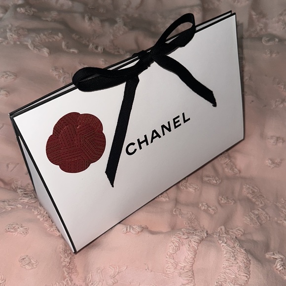 RARE CHANEL HOLIDAY GIFT BOX RED CAMELLIA FLOWER - Picture 3 of 5
